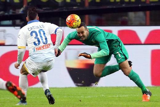L'uscita di testa di Handanovic. Ansa